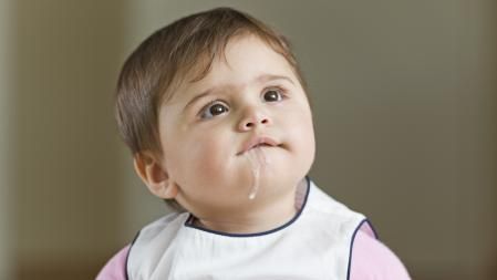 Un bebé con reflujo