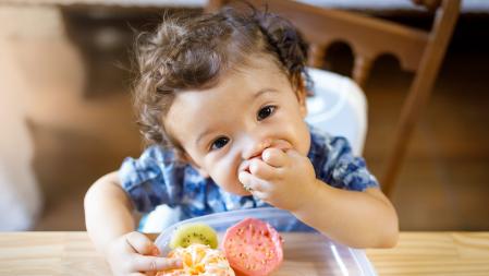Un bebé practicando el Baby Led Weaning