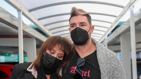 Maria Angeles Grajal y Jacobo Ostos en el aeropuerto
