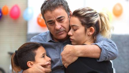 Eduard Fernández y Greta Fernández en La hija de un ladrón