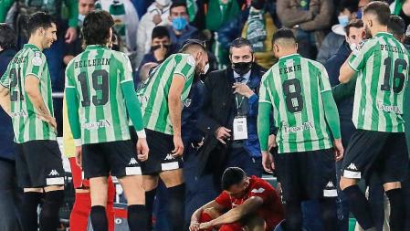 SEVILLA, 15/01/2022.- El centrocampista del Sevilla Joan Jordán tras recibir el impacto de un palo tirado desde la grada, durante el partido de octavos de final de la Copa del Rey que Betis y Sevilla disputan este sábado en el estadio Benito Villamarín. EFE/Jose Manuel Vidal
