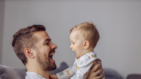 Un padre con su hijo en brazos
