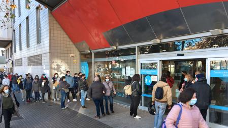 foto XAVIER CERVERA 27/12/2021 colas ante el centro d asistencia primaria CAP Maragall en el barrio de camp d l arpa, distrito sant marti, barcelona ,la mayoria de ciudadanos acuden para test pcr durante la sexta ola del virus covid 19