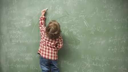 Un niño escribiendo con la mano izquierda