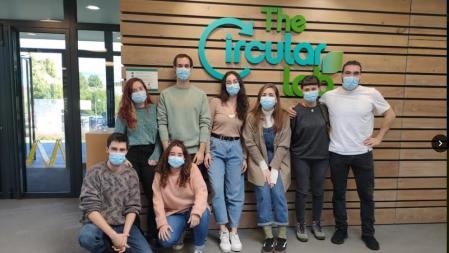 Foto de grupo de los jóvenes que participan en el Circular Talent Lab en TheCircularLab  .