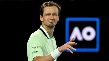 -FOTODELDIA- EA4880. MELBOURNE (AUSTRALIA), 20/01/2022.- El tenista ruso Daniil Medvedev reacciona tras su victoria ante el australiano Nick Kyrgios en el Abierto de Australia, este jueves. El ruso Daniil Medvedev (2) no se arrugó ante el australiano Nick Kyrgios, que contó con una irrespetuosa Rod Laver a su favor, al vencer por 7-6(1), 6-4, 4-6 y 6-2 en un choque que rozó las tres horas. EFE/ Dean Lewins