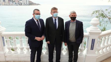 El alcalde de Benidorm, Toni përez, el president de la Generalitat valenciana, Ximo Puig, y el presidente de la Corporación RTVE, en el balcón de Benidorm.