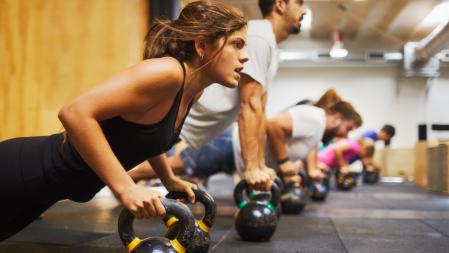 Un grupo de personas practicando Crossfit