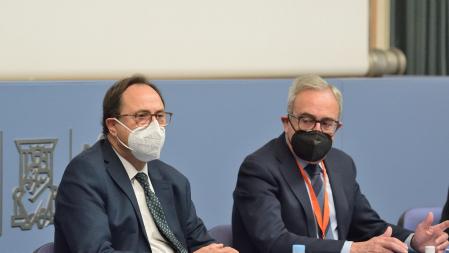 El conseller de Hacienda, Vicent Soler, junto al profesor Francisco Pérez, del comité de expertos.