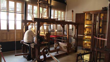 Un 'velluter' trabaja con su telar.