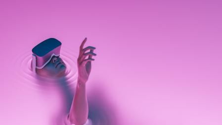 Un mujer se sumerge en líquido virtual