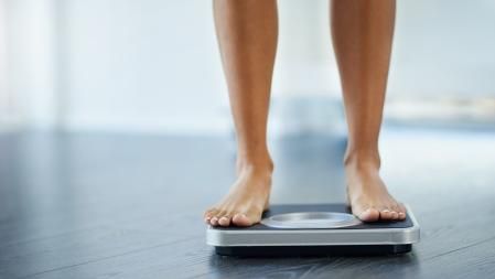 Mujer pesándose en una báscula