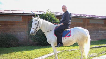 El propio Munilla ha publicado sus fotos a lomos de la yegua Txispa, sobre la que aprende a cabalgar para cumplir el sábado la tradición de entrar en su nueva diócesis a lomos de una burra.