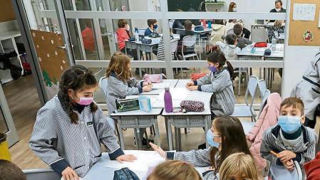 foto XAVIER CERVERA 10/01/2022 el profesor de primaria Alex Paris (y docente en practicas Arnau) imparte la clase de 'Medi' (ciencias naturales ,sociales, medioambientales,...) en una aula clase de tercero de primaria (9 años) en la 'vuelta al cole' tras las vacaciones navideñas marcadas por la sexta ola en la pandemia covid; de todos los alumnos solo ha fallado uno (y de profesores, solo tres de 200) escola escuela Pia (escolapios) de Sarria ,Barcelona todos los estudiantes con mascarilla, y el tutor tambien claro (permisos menores gestionado por una de las madres, Marta Ferrer, responsable d comunicación del centro)