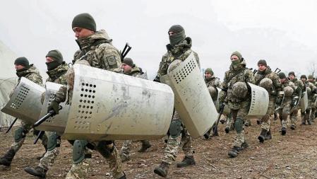FILE PHOTO: Members of the Ukrainian State Border Guard Service attend a training session near the border with Belarus and Poland in Volyn region, Ukraine November 16, 2021. REUTERS/Gleb Garanich/File Photo