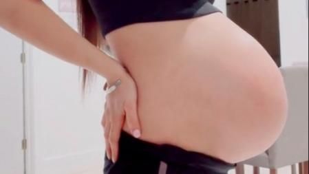 La barriga de trillizas de Alex Galindo en la semana 23