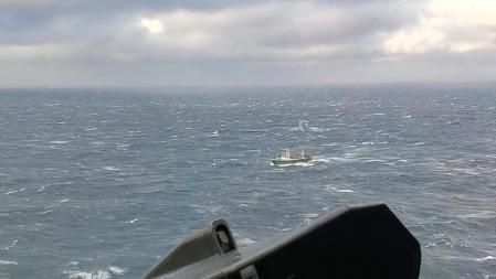 Un pesquero, en la zona del naufragio del 'Villa de Pitanxo'