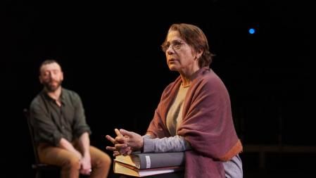 Emma Vilarasau y Dafnis Balduf interpretan 'L'oreneta', de Guillem Clua, con dirección de Josep Maria Mestres, en La Villarroel (febrero 2022)