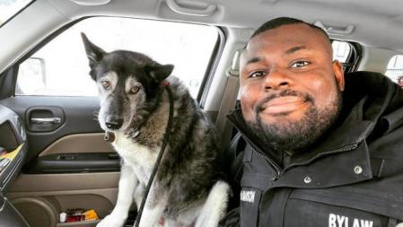 Jalen Henry con uno de los perros rescatados