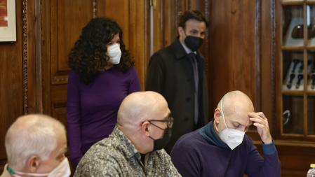 La portavoz adjunta de Unidas Podemos en el Congreso, Sofía Castañón (i), y el presidente del grupo confederal Unidas Podemos-En Comú Podem-Galicia en Común, Jaume Asens (c), a su llegada a una reunión con víctimas de abusos sexuales por parte de la Iglesia católica, en el Congreso de los Diputados, a 31 de enero de 2022, en Madrid (España). Este encuentro se produce días después de la petición de Unidas Podemos, ERC y EH Bildu de crear una comisión de investigación sobre los abusos a menores por parte de la Iglesia católica. 31 ENERO 2022;PODEMOS;IGLESIA;ABUSO;MADRID Eduardo Parra / Europa Press 31/01/2022