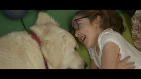 Sofía en terapia junto con el perro que le acompaña