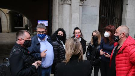 Miembros de la comunidad ucraniana en Girona junto con la alcadesa de Girona, Marta Madrenas (segunda por la derecha) y la concejal de Servicios Sociales, Núria Pi.