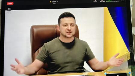 Zelenski en la pantalla durante su reunión vía zoom con senadores de EEUU