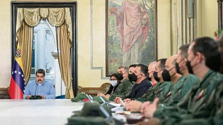AME1340. CARACAS (VENEZUELA), 07/03/2022.- Fotografía cedida por Palacio de Miraflores donde se observa al presidente de Venezuela, Nicolás Maduro (i), en una reunión con miembros de su gabinete y alto mando militar, en Caracas (Venezuela). El presidente venezolano, Nicolás Maduro, confirmó este lunes que sostuvo una reunión con una delegación estadounidense de alto nivel, a la que transmitió su voluntad de 