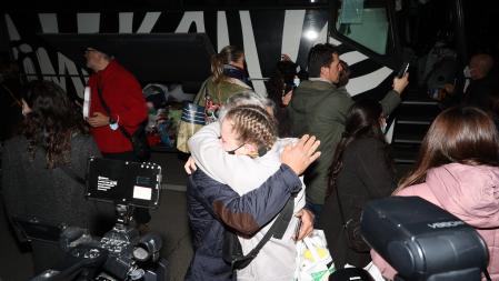 Algunos de los refugiados que esta madrugada han llegado a València se reencontraban con familias que les han acogido en verano desde que eran niños.