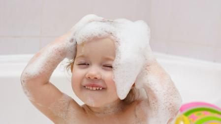Niña lavándose el pelo
