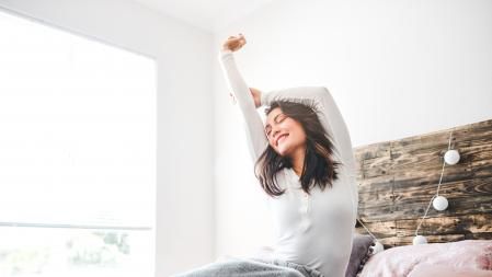 Mujer despertándose por la mañana