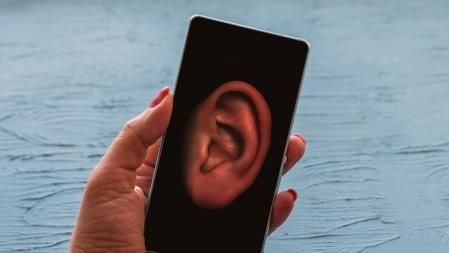 Hay que comprobar a que aplicaciones les hemos dado el permiso para activar el micrófono