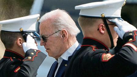 U.S. President Joe Biden and U.S. first lady Jill Biden board Marine One as they depart for Washington, DC from Rehoboth Beach, Delaware, U.S., March 20, 2022. REUTERS/Joshua Roberts