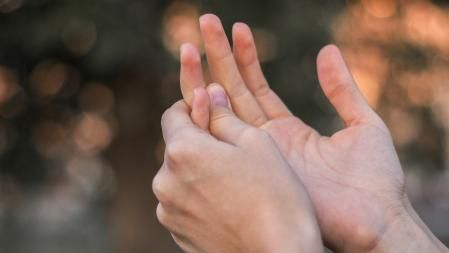 Mujer con pinchazos en los dedos