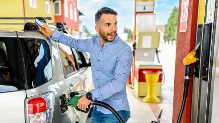 Hombre repostando el coche