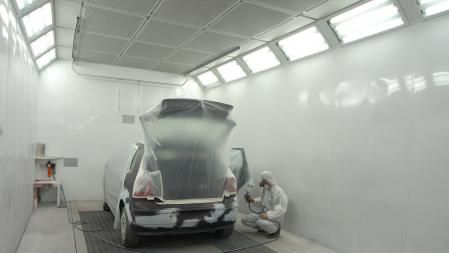 Pitando un coche en un taller