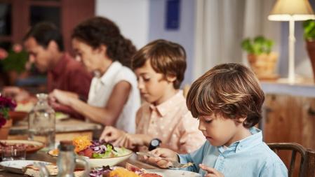 Cena saludable en familia