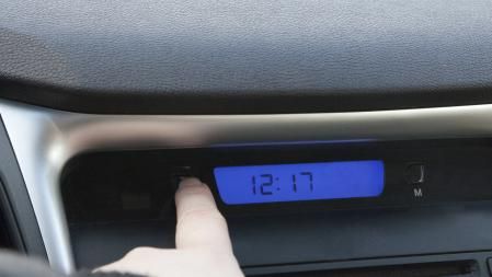 Cambiando la hora en el coche