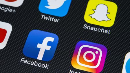 Iconos de las apps de Facebook e Instagram en un iPhone