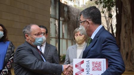 El director de la Agencia Valenciana Antifraude entrega su memoria al presidente de Les Corts.