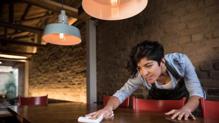 Limpiando mueble de madera