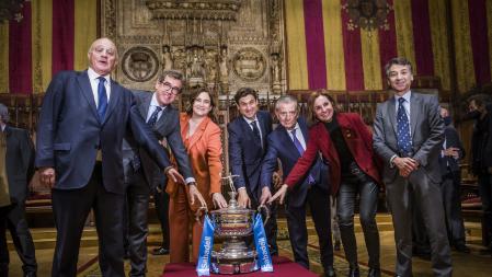 El trofeo.Josep Oliu, presidente de Banc Sabadell; Jordi Cambra, presidente del RCTB; Ada Colau, alcaldesa; David Ferrer, director del torneo; Javier Godó, conde de Godó; Anna Caula, secretària de l’Esport, y Xavier Pujol, CEO del torneo, ayer