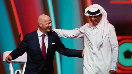 Soccer Football - World Cup - Final Draw - Doha Exhibition & Convention Center, Doha, Qatar - April 1, 2022 FIFA president Gianni Infantino and Emir of Qatar Sheikh Tamim bin Hamad al-Thani during the draw REUTERS/Kai Pfaffenbach TPX IMAGES OF THE DAY