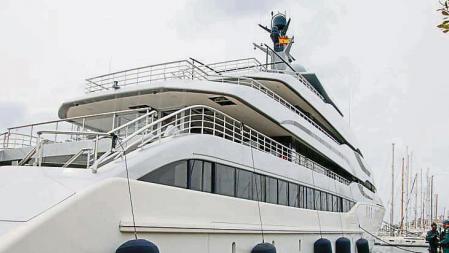 GRAF3048. PALMA DE MALLORCA, 04/04/2022.- Miembros de la Guardia Civil realizan un registro este lunes en el yate Tango que pertenece a un oligarca ruso anclado en el Club Náutico de Palma de Mallorca. EFE/ Cati Cladera