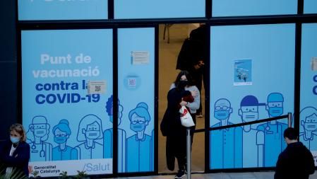 FOTO ALEX GARCIA VACUNA CONTRA LA COVID EN EL PUNTO DE VACUNACION DE LA MAQUINISTA . EN LA FOTO UNA JOVEN SANITARIA TRAS RECIBIR LA TERCERA DOSIS 2021/12/20