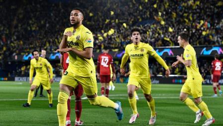 Soccer Football - Champions League - Quarter Final - First Leg - Villarreal v Bayern Munich - Estadio de la Ceramica, Villarreal, Spain - April 6, 2022 Villarreal's Arnaut Danjuma celebrates scoring their first goal with teammates REUTERS/Pablo Morano