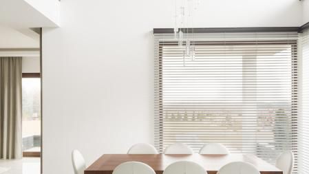 Salón nórdico con cortinas venecianas