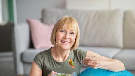Mujer madura combina alimentación y ejercicio