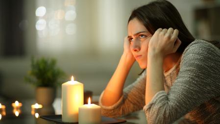 Mujer con velas en casa