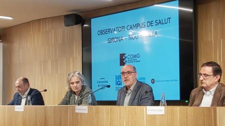 De izquierda a derecha, el presidente del Col·legi Oficial de Metges a Girona, Josep Vilapana y los doctores Marga Nadal, Ramon Brugada y Antoni Codina.